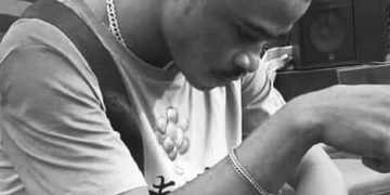 E no easy by Dyb (Biography)